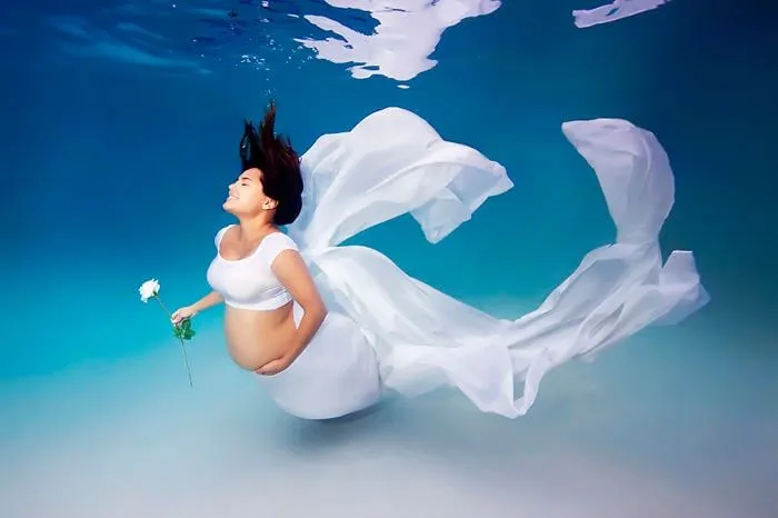 Fotógrafo toma increíbles fotos de emabrazadas bajo el agua