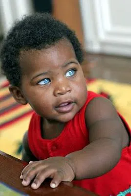 Por que hay bebes negros con ojos azules o celestes? - Taringa!
