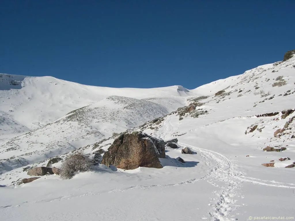 fotos de paisajes - foto de paisaje de rocas y nieve fotos de paisajes - foto de paisaje de rocas y nieve