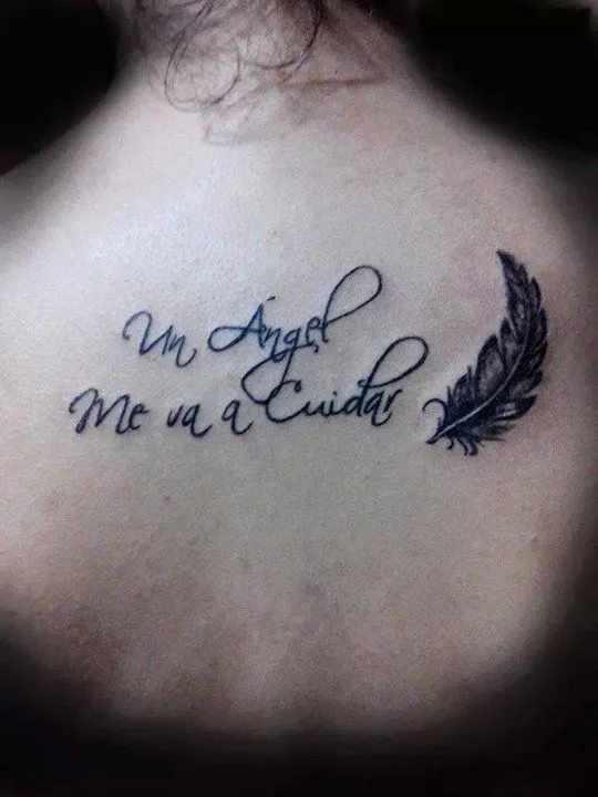 Frase: Un ángel me va a cuidar y Pluma - Tatuajes para Mujeres