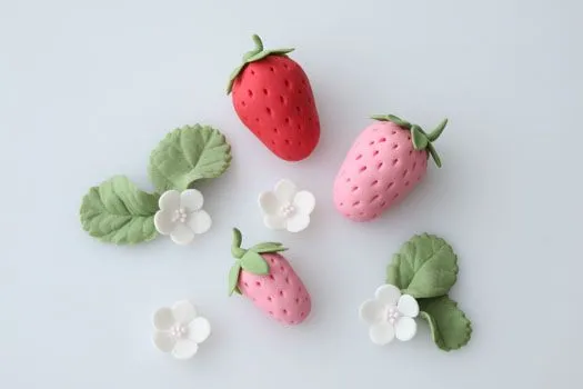 Como hacer fresas y flores en pasta de goma ~ Portal de Manualidades