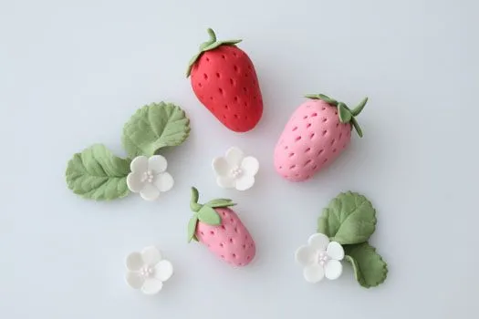 Como hacer fresas y flores en pasta de goma ~ Portal de Manualidades Como hacer fresas y flores en pasta de goma ~ Portal de Manualidades
