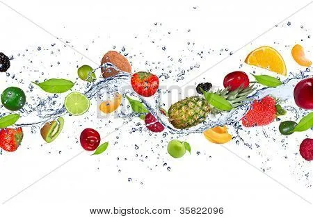 Frutas frescas cayendo en splash de agua, aislado sobre fondo ...