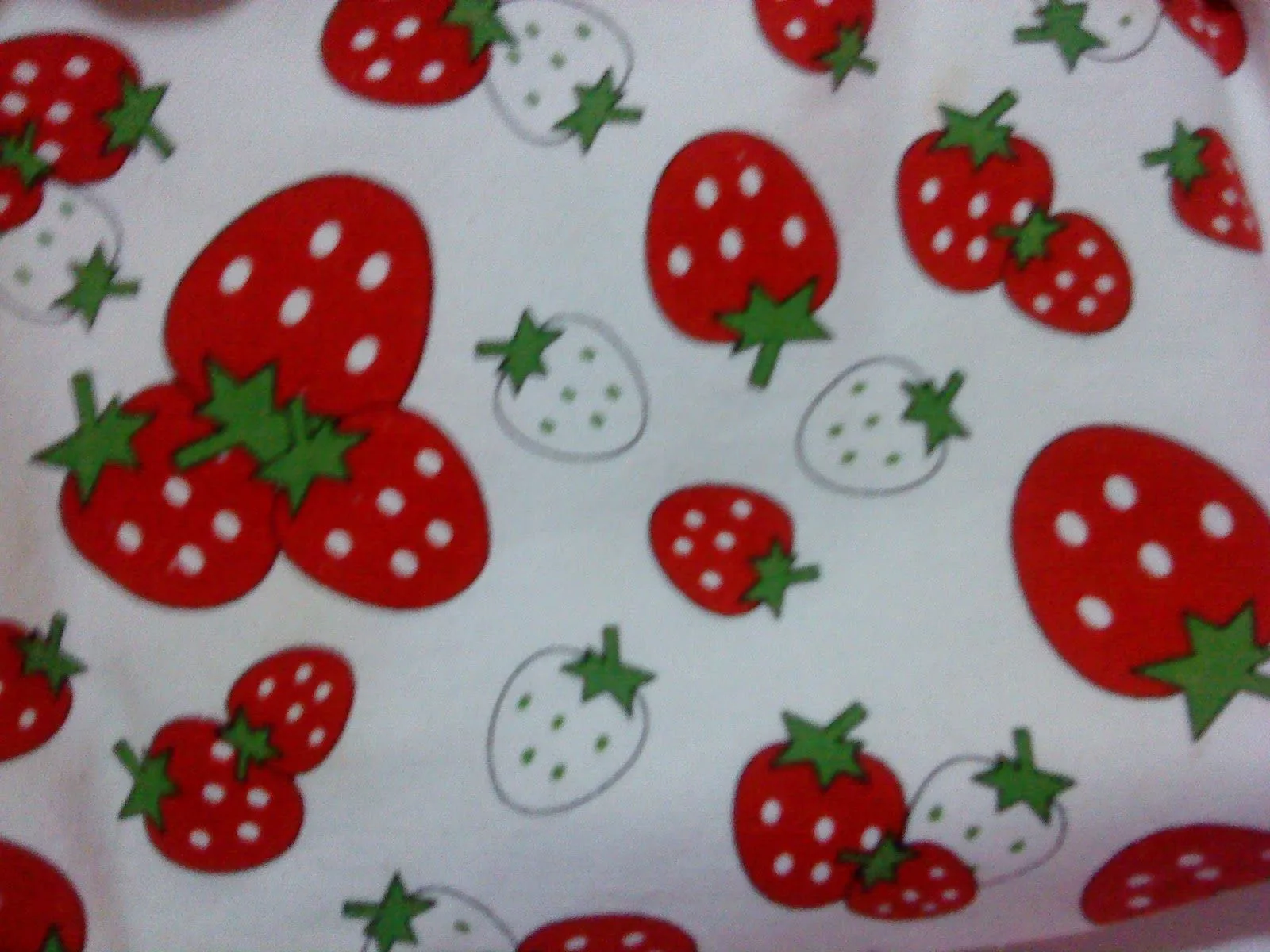 Frutillas bien orientales (lo digo por el tipo de dibujo y que ... Frutillas bien orientales (lo digo por el tipo de dibujo y que ...