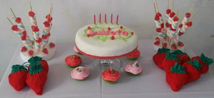 mesa decorada, cumpleaños de frutillita | Cakes | Pinterest