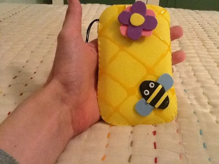 Funda movil abeja de goma eva/Bee mobile case made with foam ...