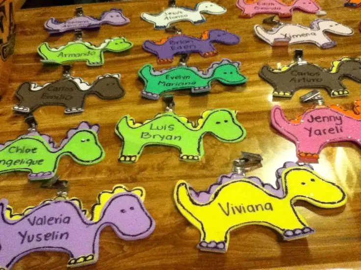 Gafetes de dinosaurio | Educación infantil | Pinterest