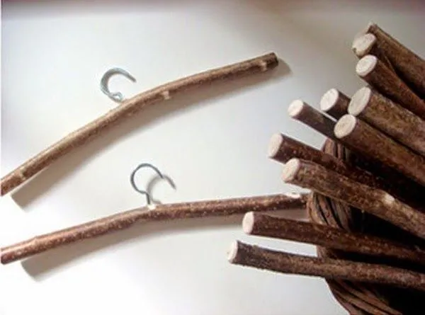 Cómo hacer ganchos para ropa con troncos de madera ~ lodijoella