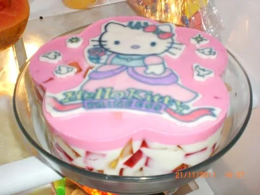 Gelatina en mosaico con detalle de Hello Kitty en gelatina pintado a ...