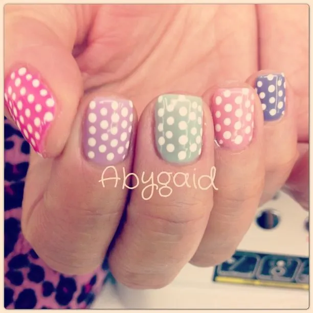 Gelish de colores con puntos blancos ! | uñas decoradas | Pinterest