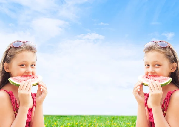 gemelos dos niñas comiendo sandía sobre fondo de cielo azul — Foto ...