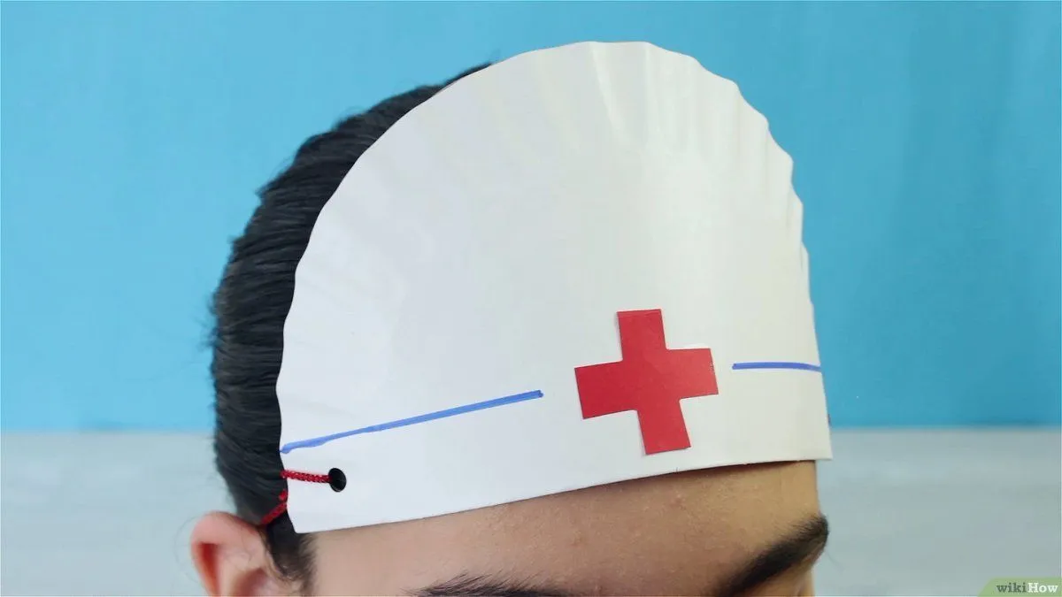 Cómo hacer un gorro de enfermera: 13 Pasos (con imágenes)