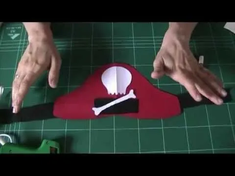 Cómo hacer un gorro pirata - YouTube