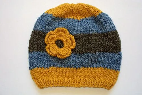 gorro tejido a palillo con flor a crochet | Flickr - Photo Sharing!