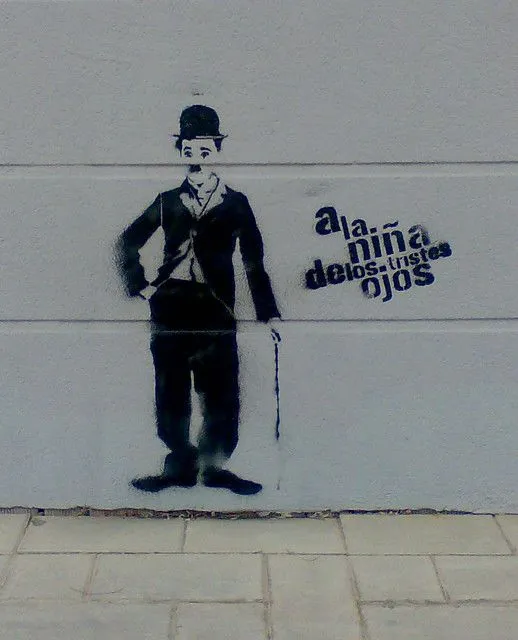 Graffiti sobre pared en Málaga Charles Chaplin "a la niña de los ...