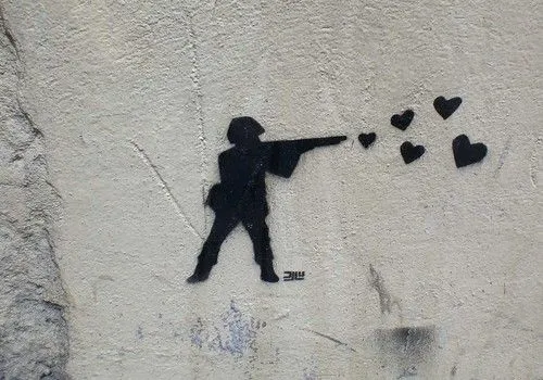 graffiti - soldado con corazones | Flickr - Photo Sharing!