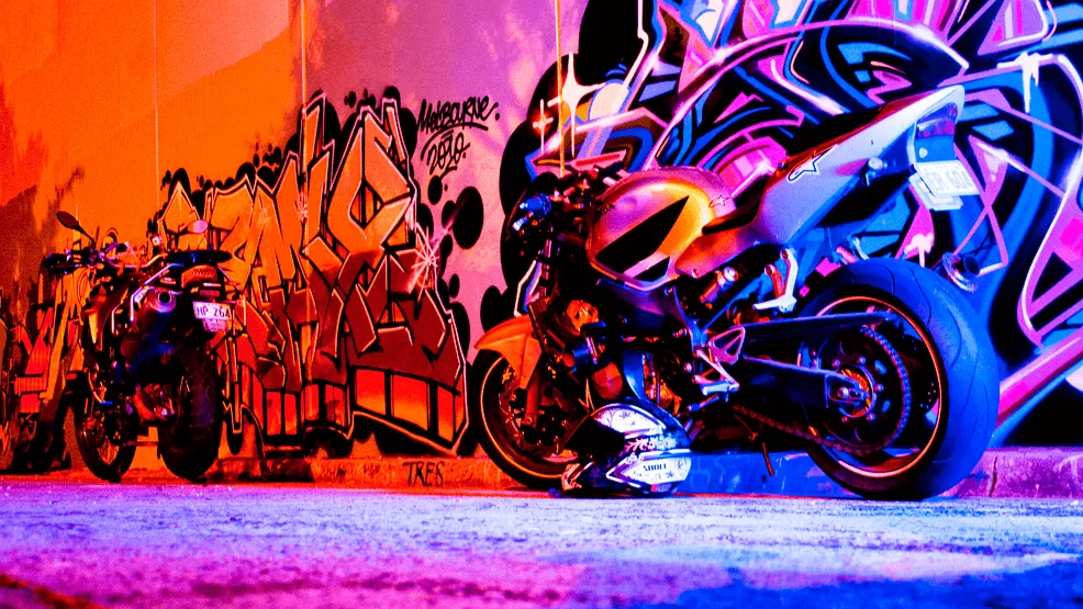 Graffitis moteros: las dos ruedas en las paredes