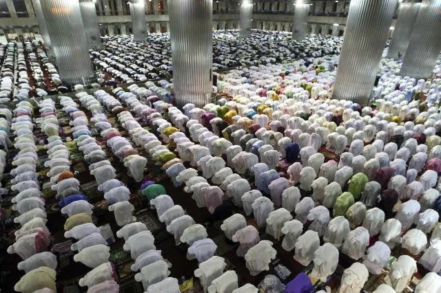 Un grupo de gente rezando. | Qué.es