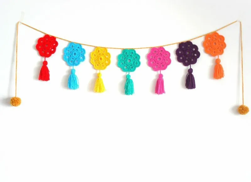 Guirnalda crochet Flores a colores. En https://ofeliafeliz.com.ar ...