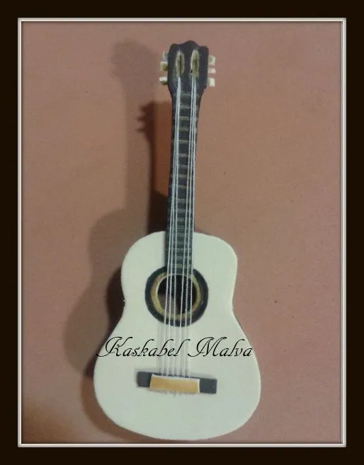 Guitarra española en goma eva por Kaskabel Malva.