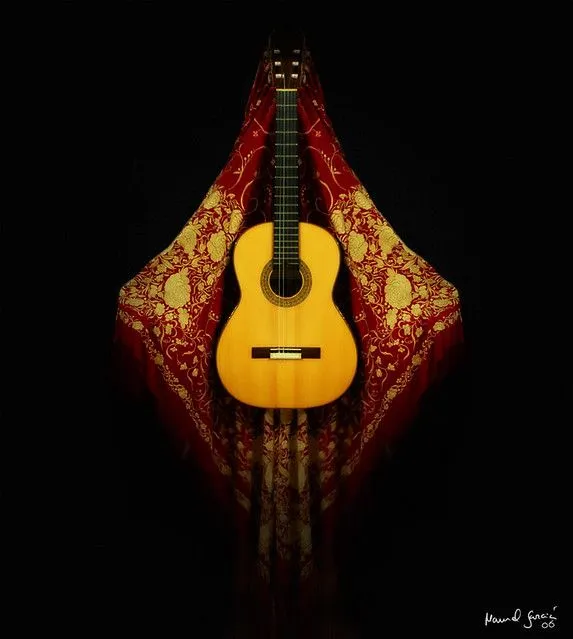 Guitarra flamenca y mantón de manila con fondo negro | Flickr ...