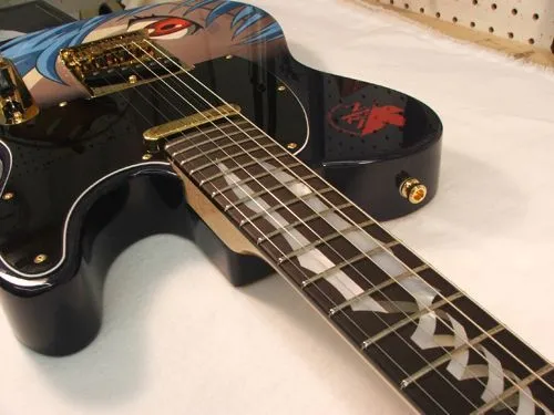 Dos guitarras Fender con diseños de Evangelion sobrepasan los ...