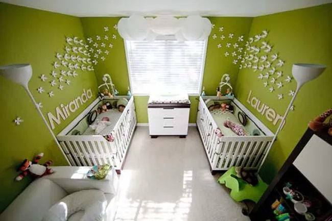 Una habitación infantil en verde para gemelos