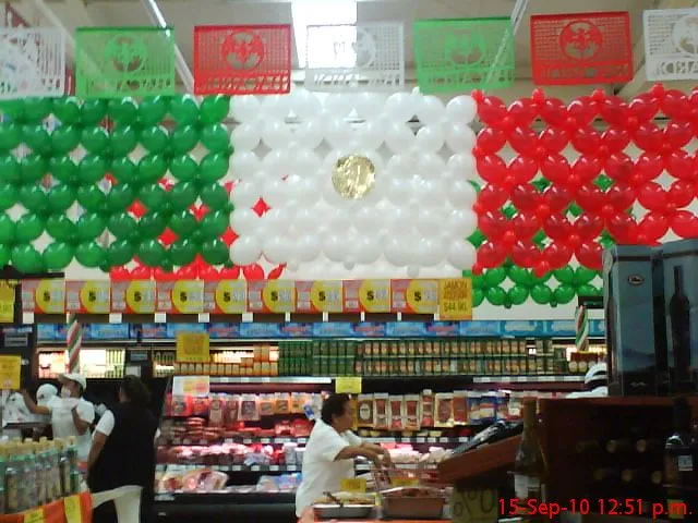 Decoración con globos para fiestas patrias - Imagui