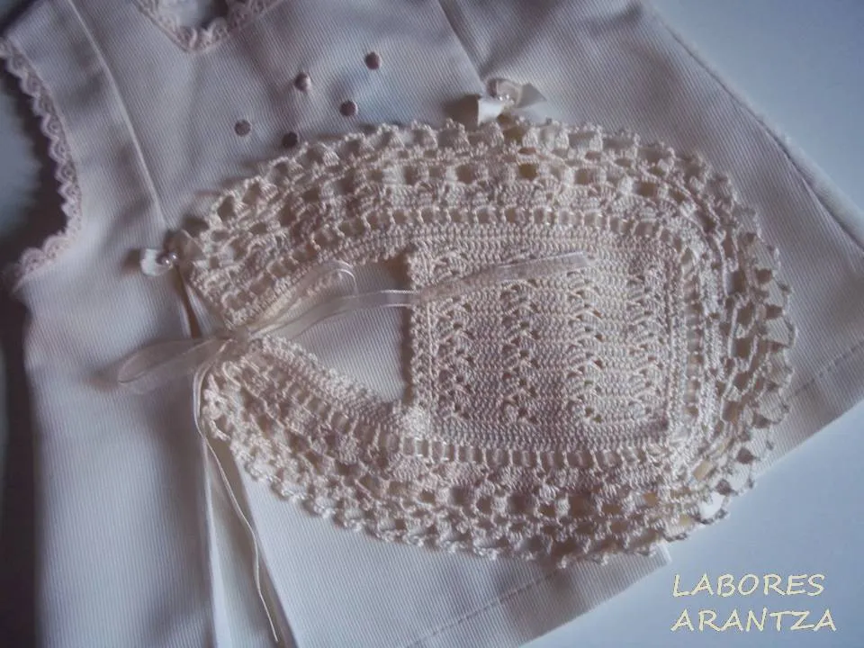 Handmade by Arantza Rivas: Baberos de bautizo de crochet