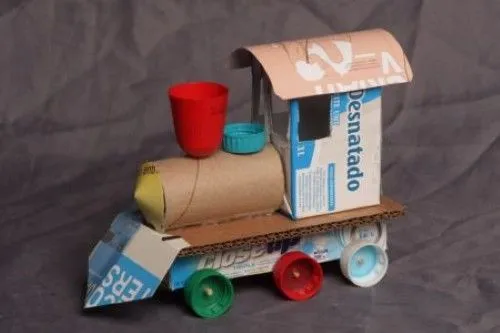 Haz un trenecito de cartón con materiales reciclados :