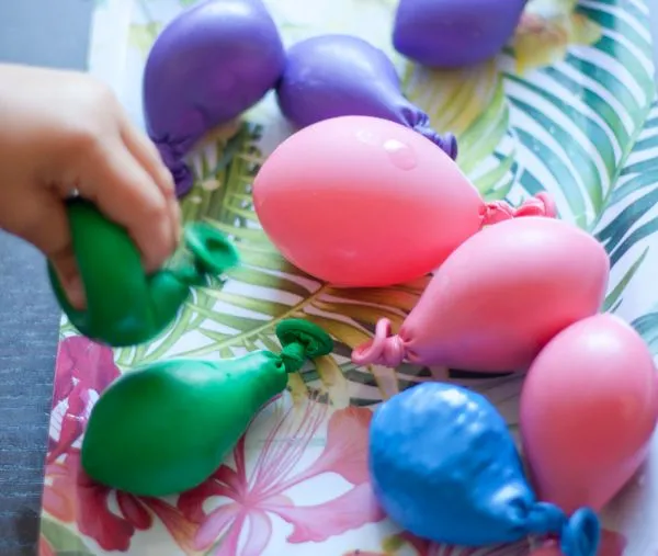 Hazlo tú mismo: globos sensoriales, un juego estimulante para niños
