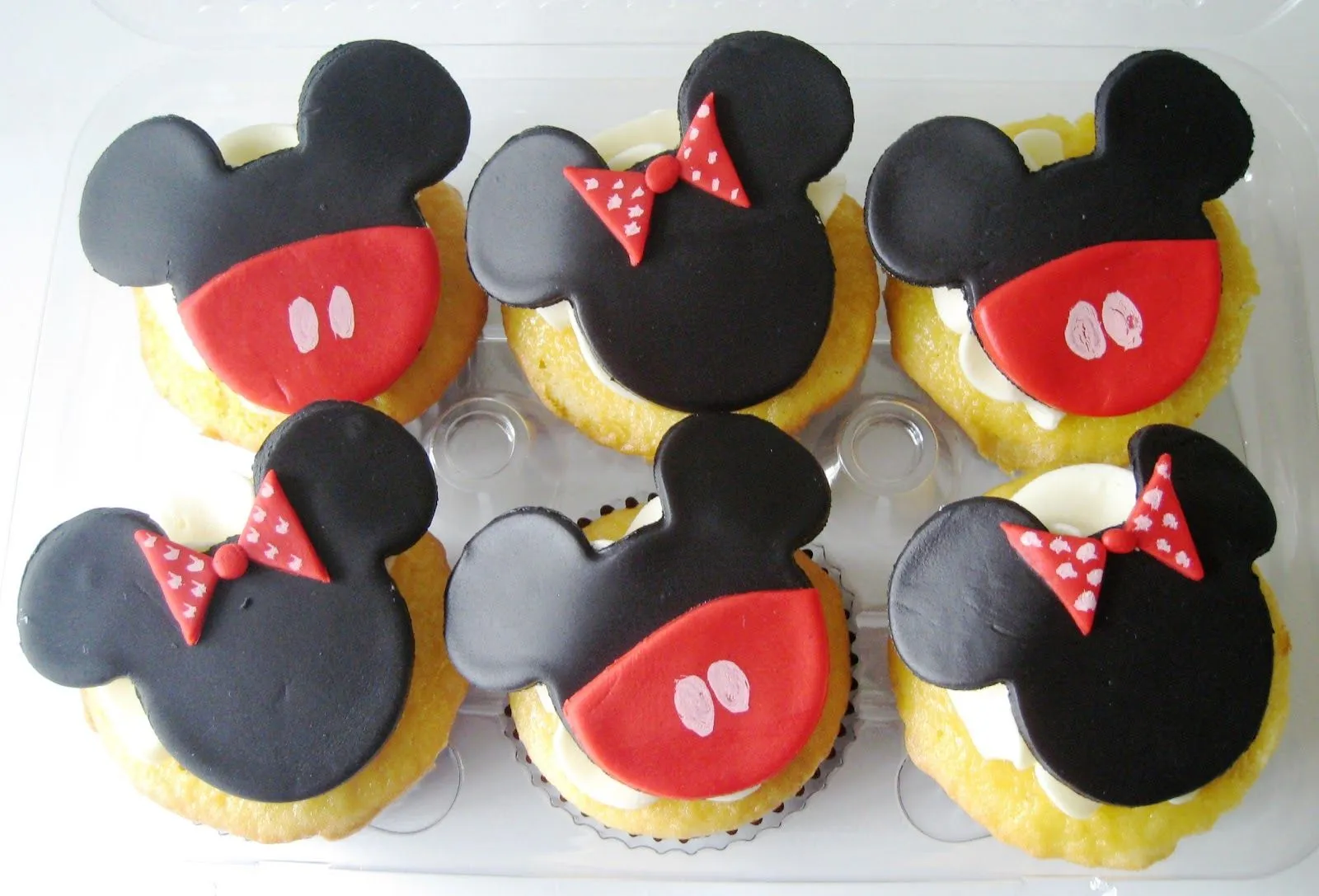 Heavenly Bites Cakes: Mickey & Minnie Cupcakes {Twins 2nd Birthday