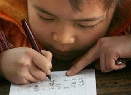 HEMISFERIO DERECHO: El niño escribiendo
