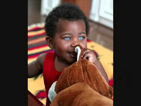 Hermeso bebé negro con ojos azules - YouTube