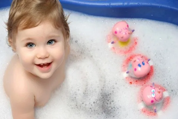Hermoso bebé bañándose (4485)