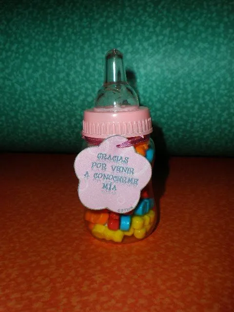 Hermosos biberones con dulces para baby shower o bienvenida de bebé.