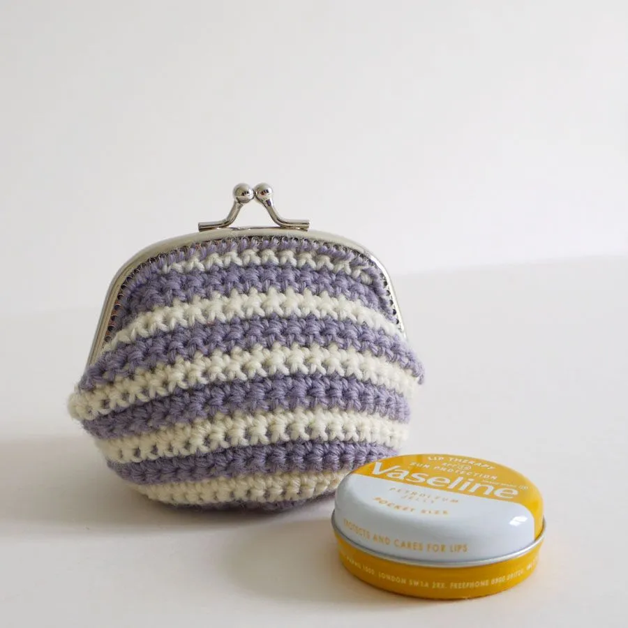 Entre Hilos y Puntadas: Monedero love Candy Stripe Crochet Purse
