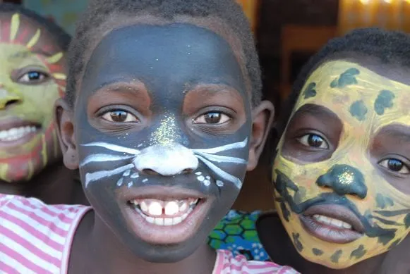 HISTORIAS DE CHEZI: Pintando las caras a los niños del pueblo