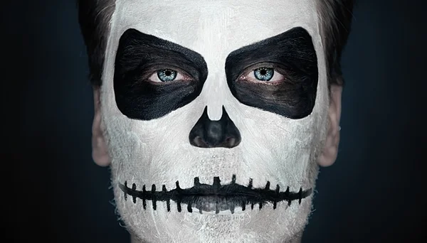 Retrato de hombre con maquillaje de calavera de Halloween — Foto ...