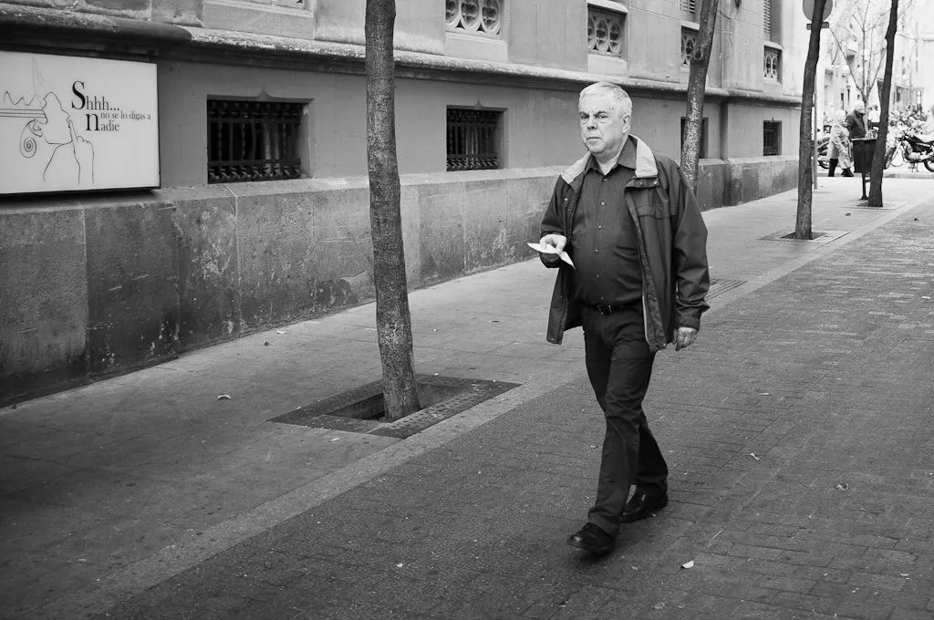 Hombre caminando bajo el oscuro cielo | Quicoto Blog - Fotografía Hombre caminando bajo el oscuro cielo | Quicoto Blog - Fotografía