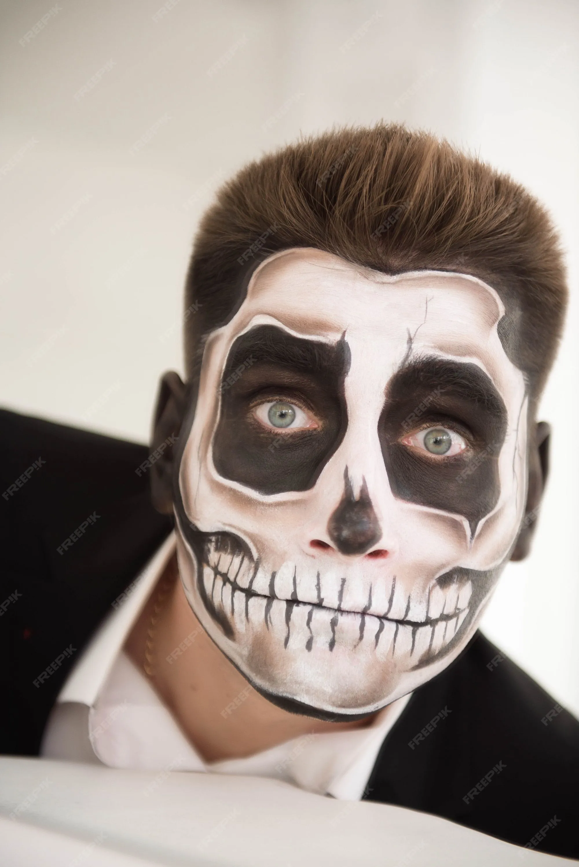 Hombre con maquillaje halloween. dibujando un vampiro, esqueleto | Foto  Premium