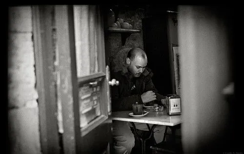 Un hombre triste- Oje en El Cafetón. - a photo on Flickriver