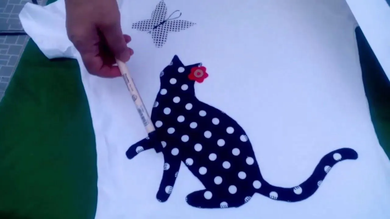 How to applique a cat on a T-shirt - YouTube