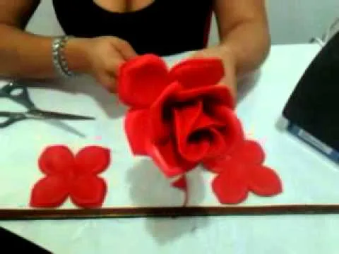 Como hacer flores de papel fomi - Imagui