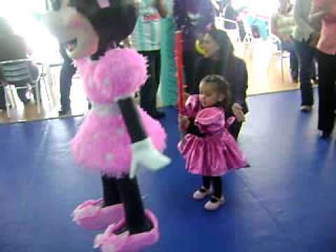 Nueva Montesia - Caty y su piñata de dos años Mimi Mau - YouTube