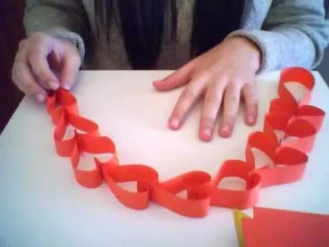 Guirnalda de corazones con papel - YouTube