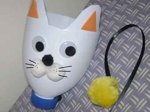 Gato hecho con material reciclable - Imagui