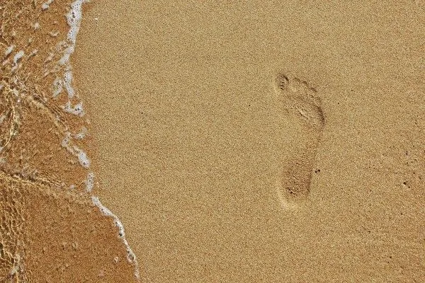 Huella de un solo pie en la arena de la playa (27665)