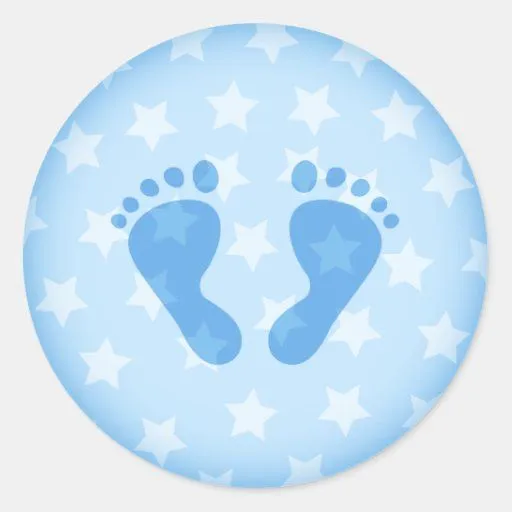 Huellas del bebé azul en un fondo estrellado pegatina redonda | Zazzle