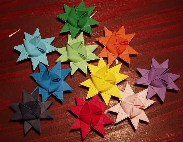 Idea decorativa: Estrellas origami que cuelgan de hilos - Paperblog